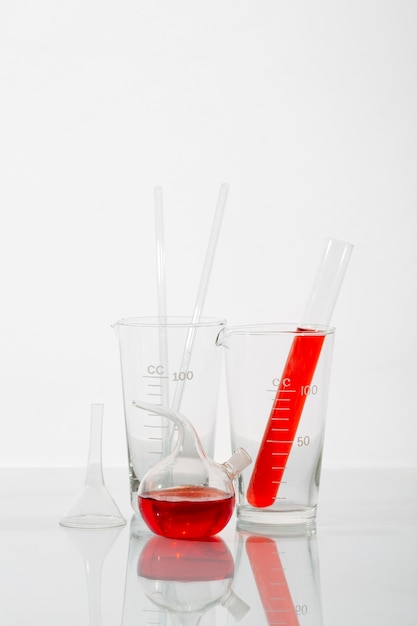 Cristalería de laboratorio con líquido rojo