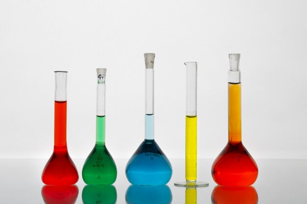 Cristalería de laboratorio con surtido de líquidos de colores