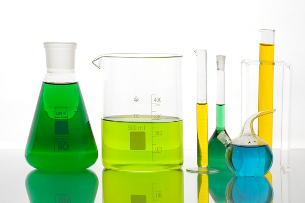 Cristalería de laboratorio con surtido de líquidos de colores.
