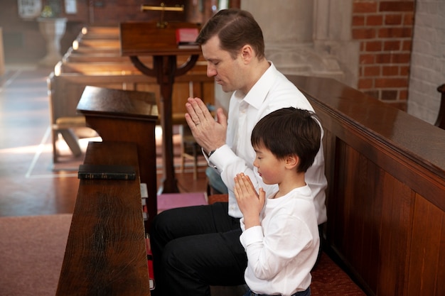 cristiano, hombre, y, niño, rezando, plano medio