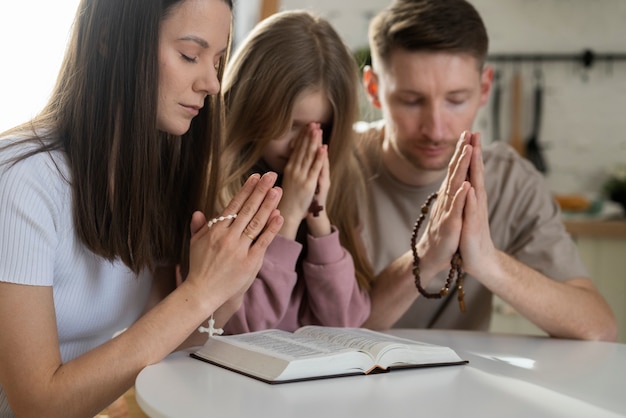 Foto gratuita cristianos orando juntos plano medio
