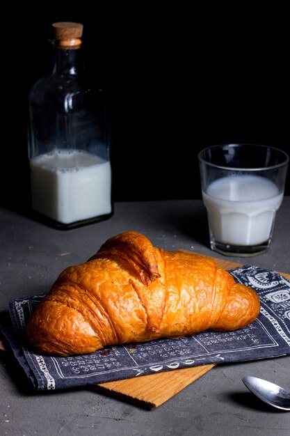 Croissant de aire y vaso con leche