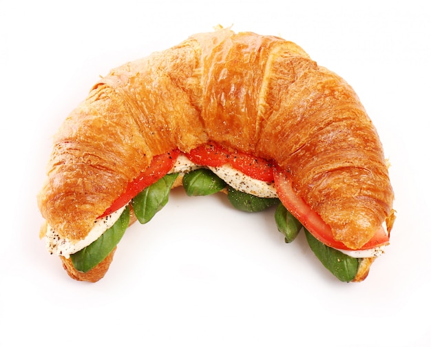 Foto gratuita croissant con albahaca, tomate y mozzarella