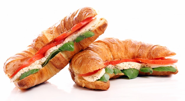 Foto gratuita croissant con albahaca, tomate y mozzarella