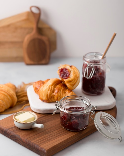 Foto gratuita croissant de alta vista y mermelada casera de bayas silvestres