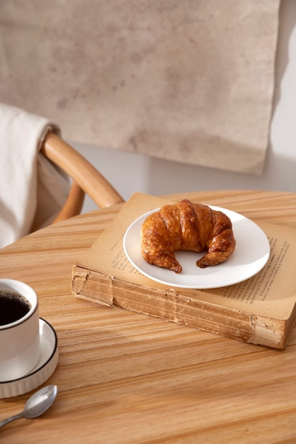 Croissant en ángulo alto de mesa de madera