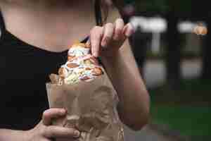 Foto gratuita croissant en una bolsa de papel artesanal en manos femeninas