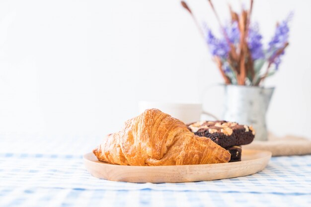 croissant y brownies