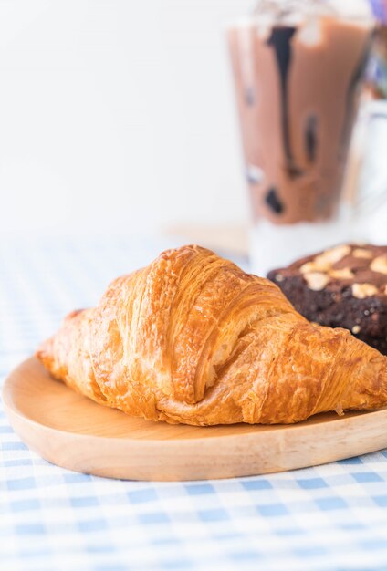 croissant y brownies