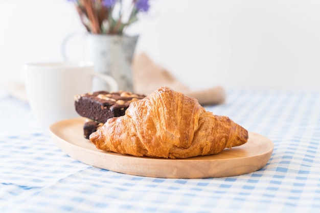 croissant y brownies