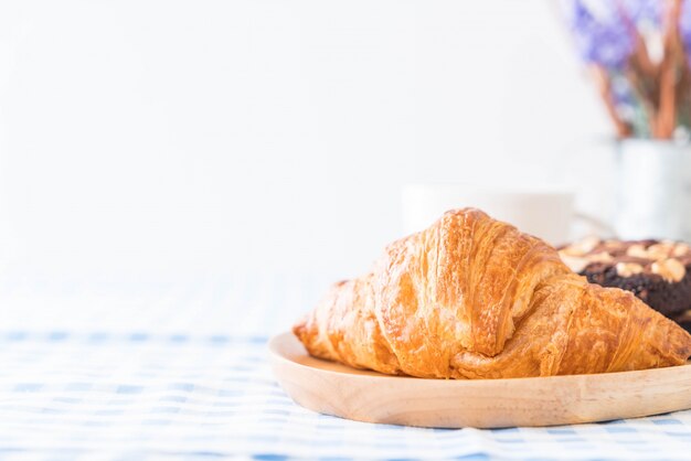 croissant y brownies