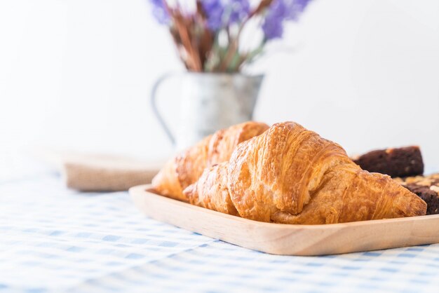 croissant y brownies