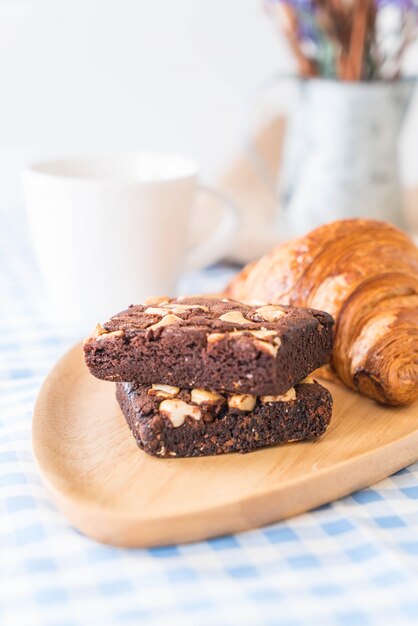 croissant y brownies