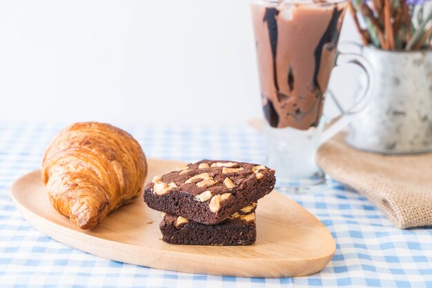 croissant y brownies