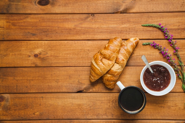 Croissant con café y mermelada