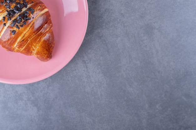 Croissant con chocolate en un plato