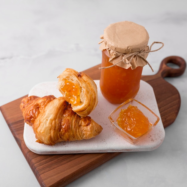 Croissant francés desayuno y mermelada alta vista
