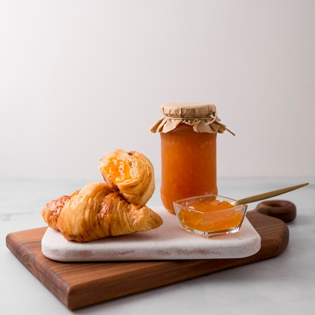 Croissant francés desayuno y mermelada