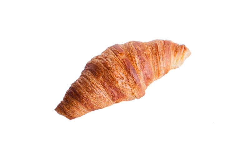 Foto gratuito croissant fresco y sabroso sobre fondo blanco. corteza dorada.