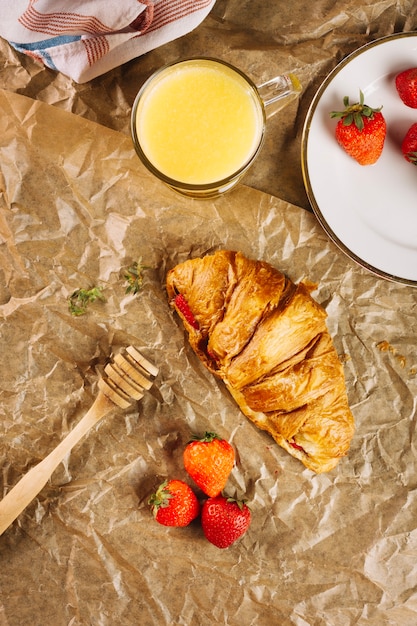 Foto gratuita croissant y jugo para el desayuno