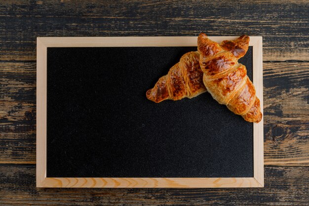 Croissant en madera y tablero. aplanada