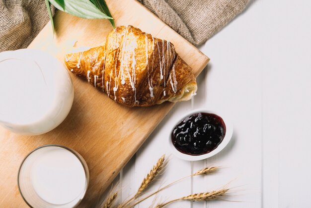 Croissant con mermelada de bayas frescas y leche