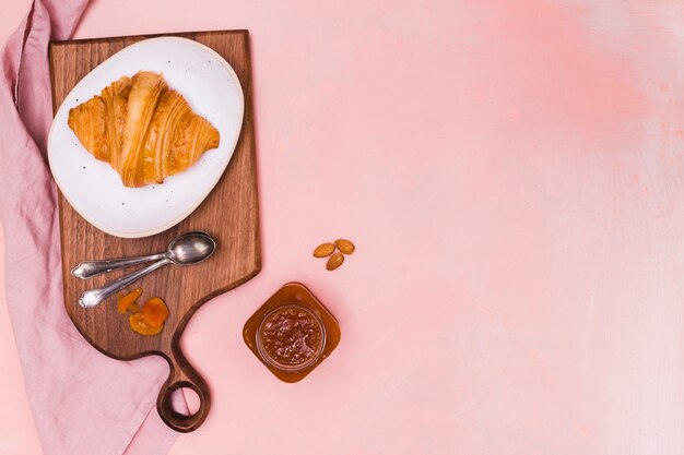 Croissant y mermelada con espacio de copia