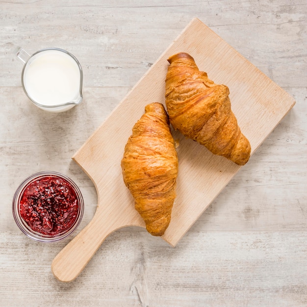 Croissant con mermelada y leche