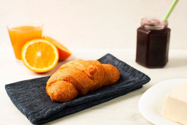 Croissant con mermelada y zumo de naranja