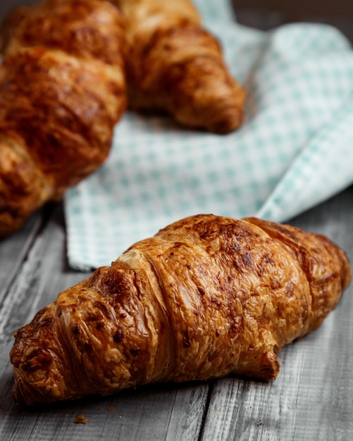 Foto gratuita croissant en la mesa