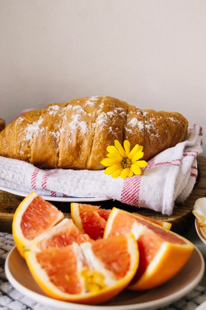 Croissant y naranja con flor