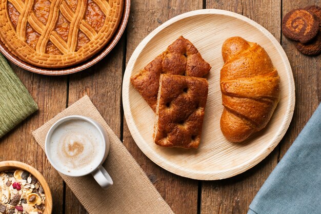 Croissant y pastel con capuchino