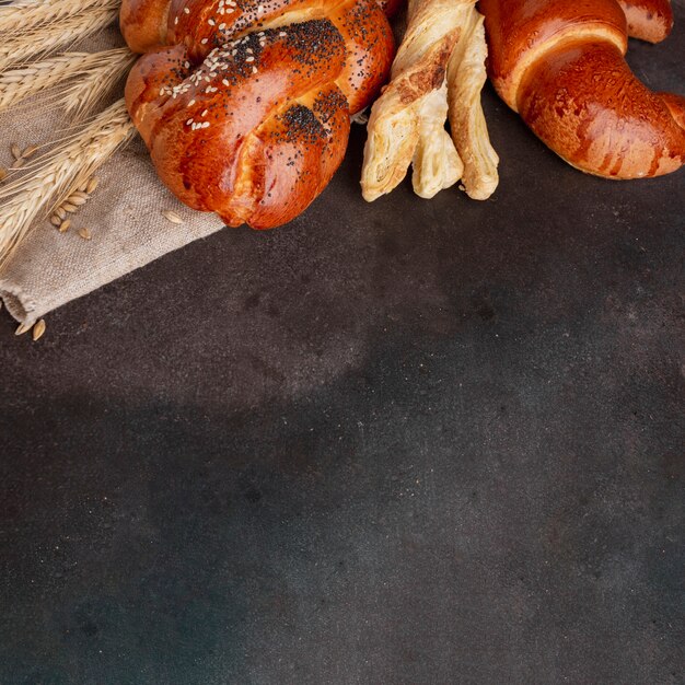 Croissant y pastelería con pasto de trigo