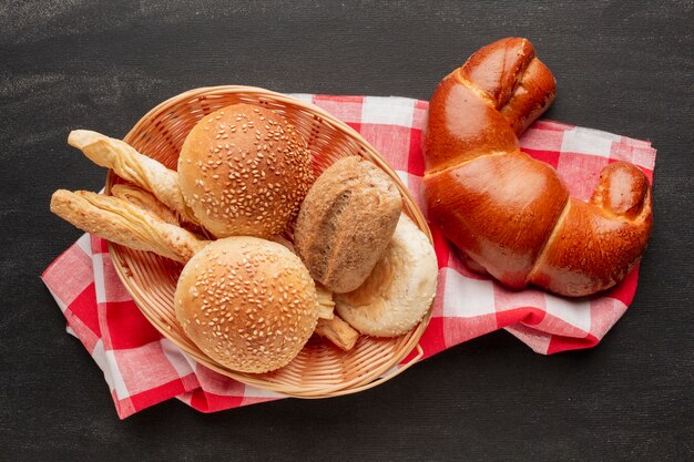 Croissant y pastelería sobre mantel