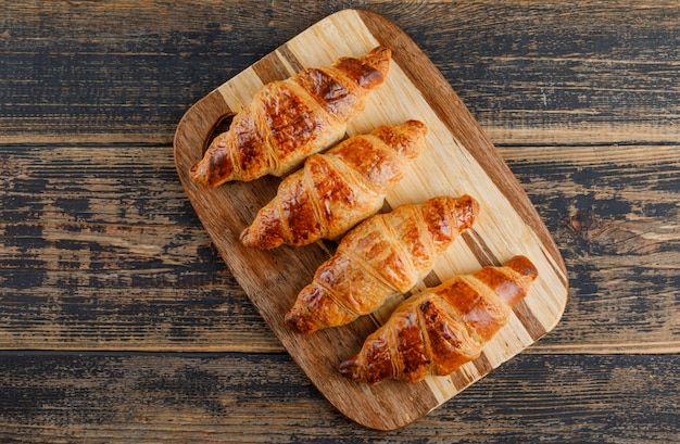 Croissant plano en madera y tabla de cortar