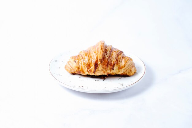 Croissant en un plato