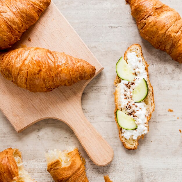 Croissant con queso y pepino