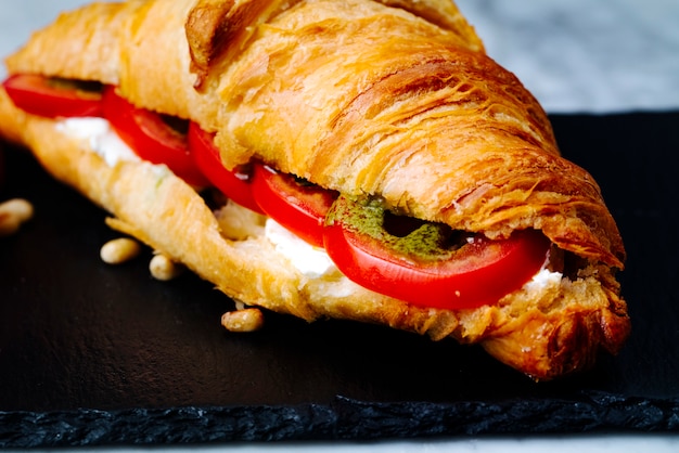 Foto gratuita croissant relleno de tomate y queso.