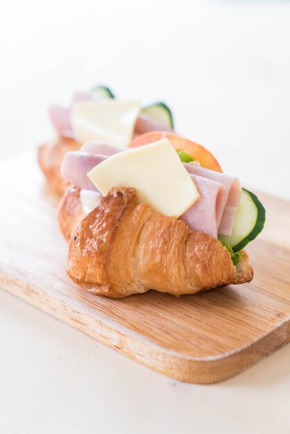 Croissant sandwich jamón queso