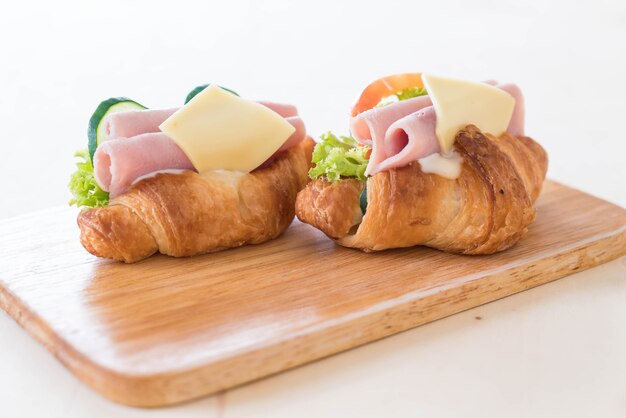 Croissant sandwich jamón queso