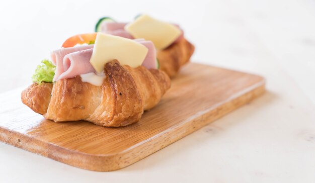 Croissant sandwich jamón queso