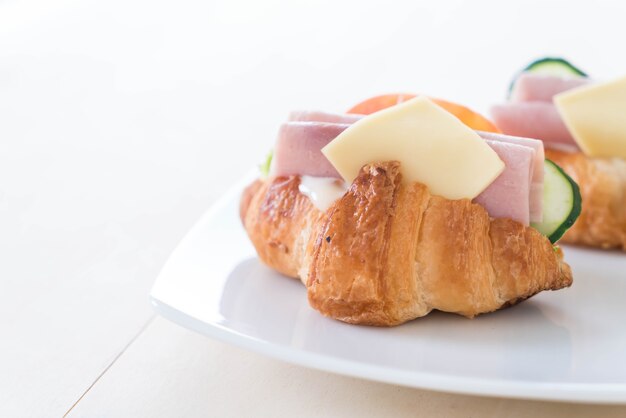 Croissant sandwich jamón queso