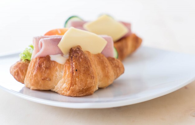 Croissant sandwich jamón queso