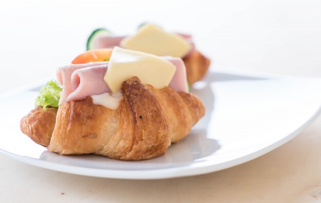 Croissant sandwich jamón queso