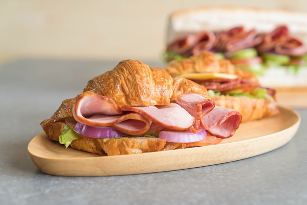 croissant sandwich jamón