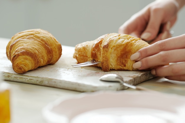 Foto gratuita croissant en una tabla de madera