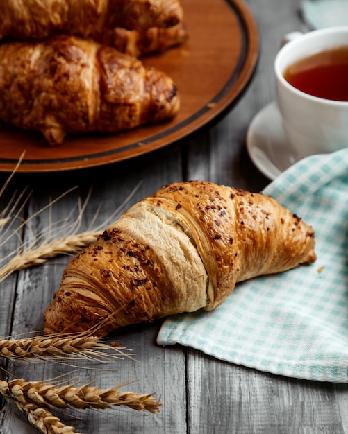 croissant con taza de mesa de teon