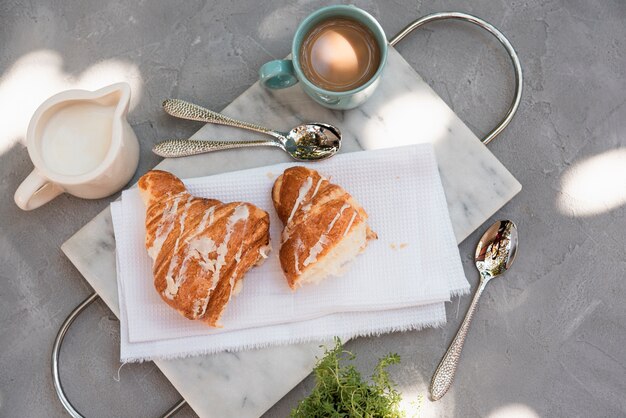 Croissant de vista superior con café