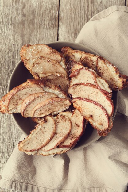 Croissants al horno con peras