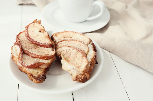 Croissants al horno con peras